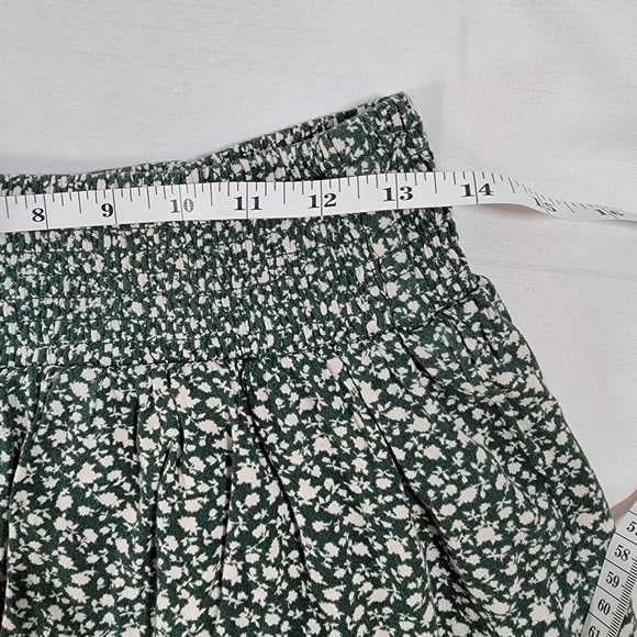 American Eagle Size Med Womens Shirt. Green and Cream Floral - Picture 5 of 6